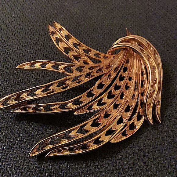 Ornate Vintage Gold Color Spray Cluster Fern Brooch. - Picture 2 of 3